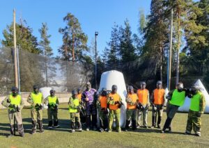 Nuoria paintball-pelaajia rivissä kisakentällä
